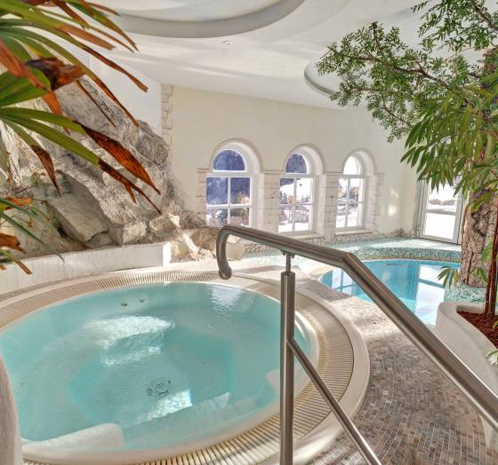 Indoorpool und Whirlpool im Wellnessbereich