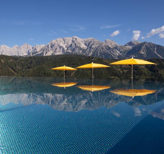 Sonnenschirme beim Infinity-Pool