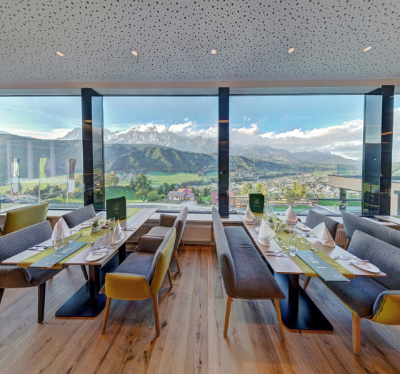 panoramic bar and restaurant area at hotel Schütterhof