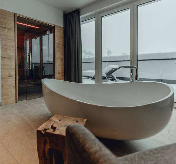 Dachstein Suite mit Badewanne und Saune im Hotel Schütterhof