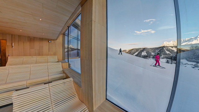 Skifahrer vor der Sauna