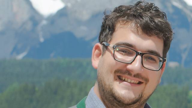 Autoschlüssel wird in der Hand gehalten