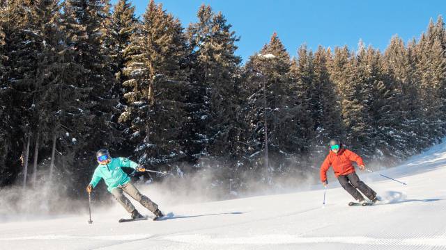 Skifahrer bei Abfahrt