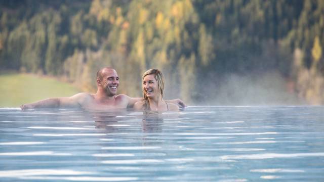 Paar entspannt im Infinity Pool 