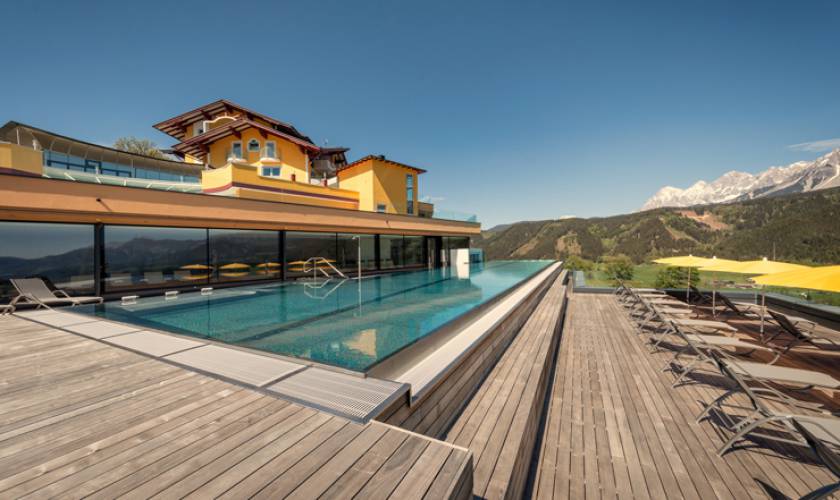 Außenansicht des Infinity Pools & Hotel