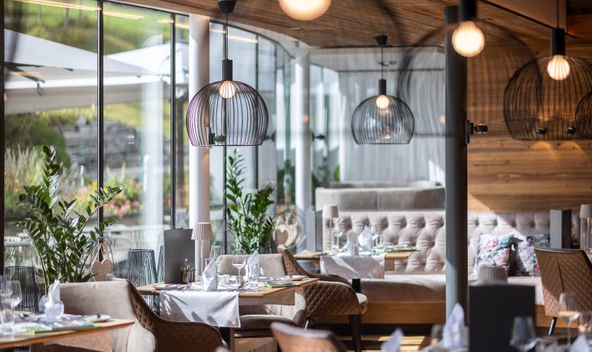 Ansicht Restaurant mit Tischen und Lounges