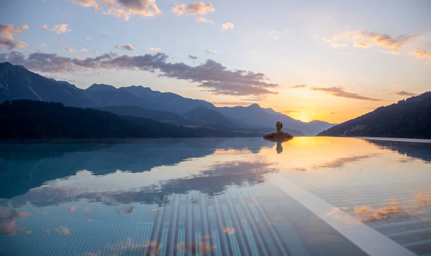 Infinity Pool mit Panoramablick im Hotel Schütterhof