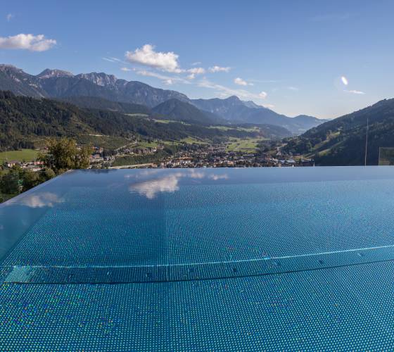 Infinity Pool im Schütterhof im Sommer