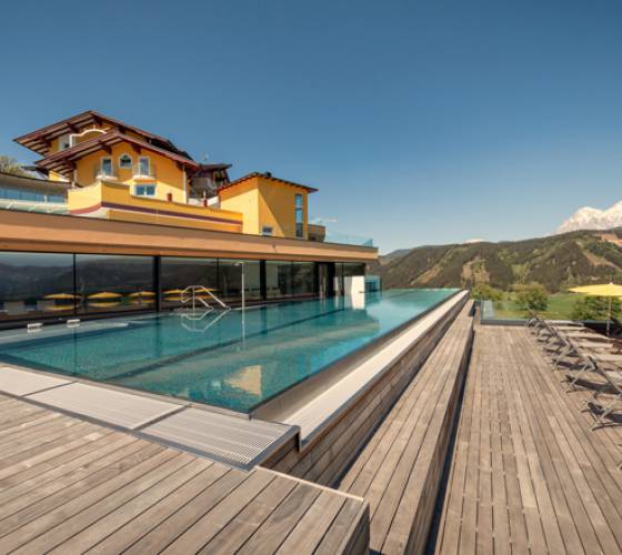 Infinity Pool im Schütterhof mit Terrasse