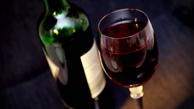 Detailbild Weinglas mit Rotwein
