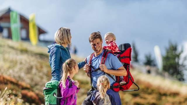 Familie beim Wandern in Schladming