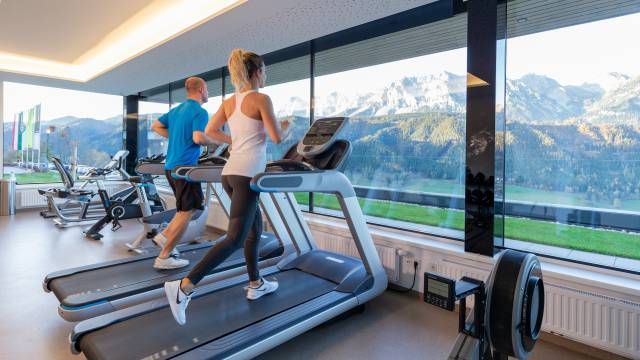 Frau und Mann auf Laufbändern im Hotel Schütterhof in Schladming
