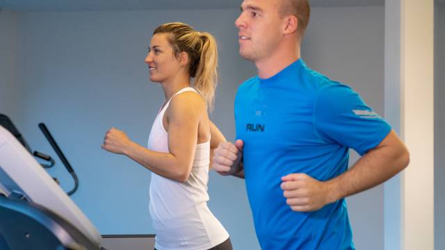 Mann und Frau beim Joggen auf Laufband