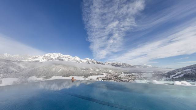 #infinity pool: enjoy the amazing view of Schladming, the Planai and the Dachstein glacier - Hotel Schütterhof