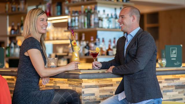 Mann und Frau trinken Cocktails an der Hotelbar