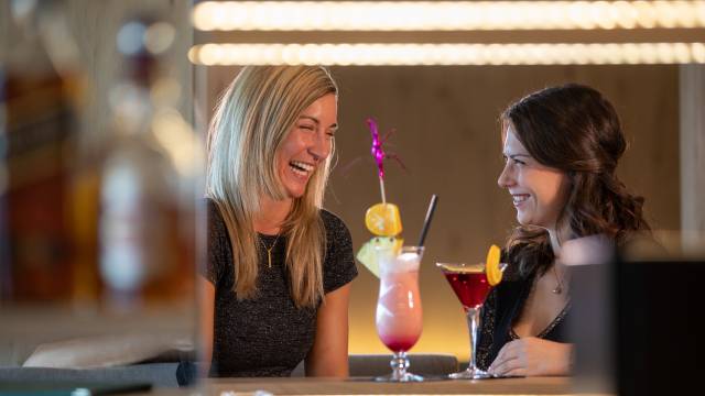 Frauen an der Hotelbar