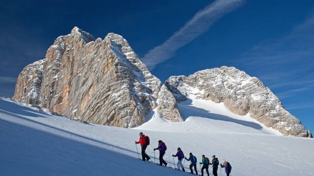 Winterwandern im Schnee in den Bergen