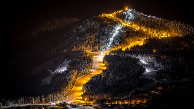 Hochwurzen Flutlicht bei Nacht