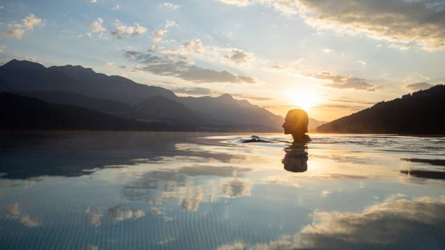 Infinity Pool im Hotel Schütterhof in Schladming bei Sonnenaufgang