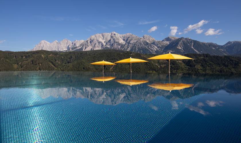 Sonnenschirme beim Infinity-Pool