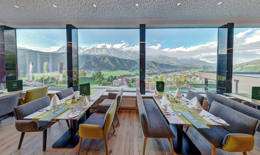 panoramic bar and restaurant area at hotel Schütterhof