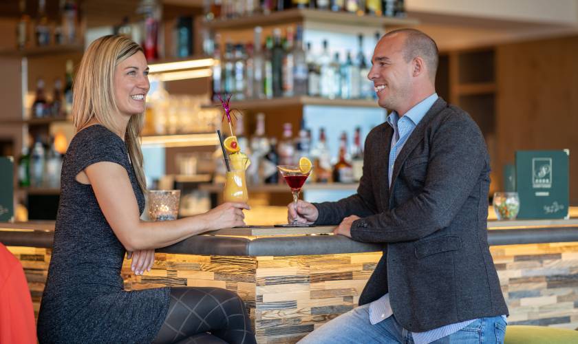 Mann und Frau trinken Cocktails an der Hotelbar