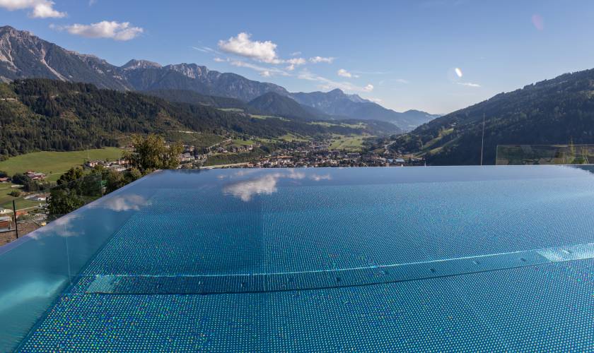 Infinity Pool im Schütterhof im Sommer