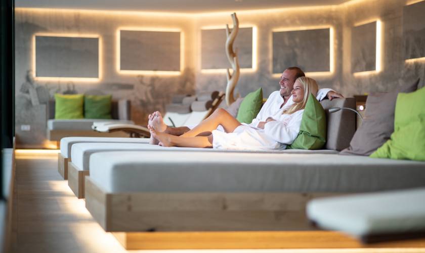 Paar im Ruhebereich des Wellnesshotels Schütterhof
