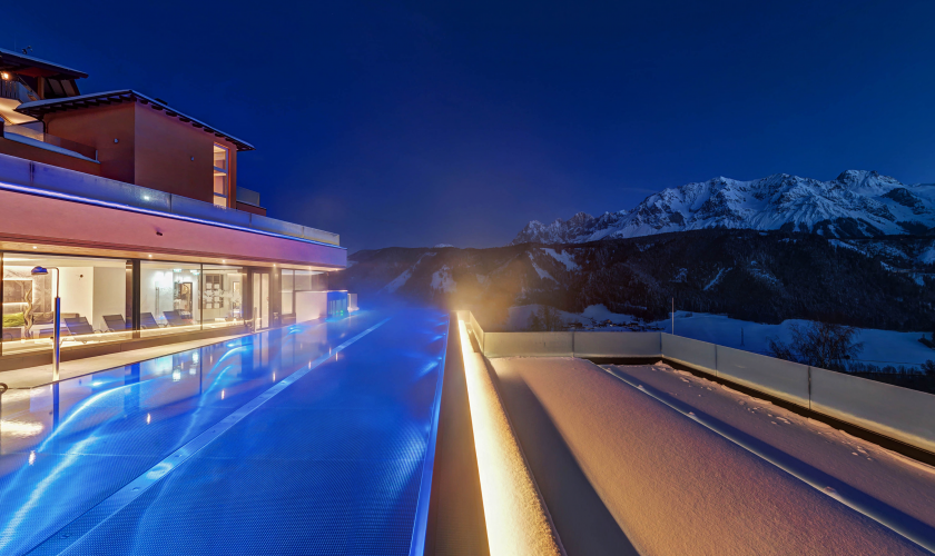 Infinity Pool im Schütterhof bei Nacht