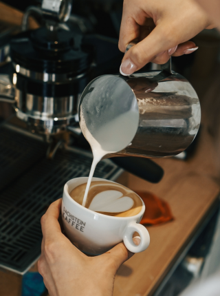 Kaffeepause mal andersBarista-Entdeckungstour im Dachstein Kaffee Symbolfoto