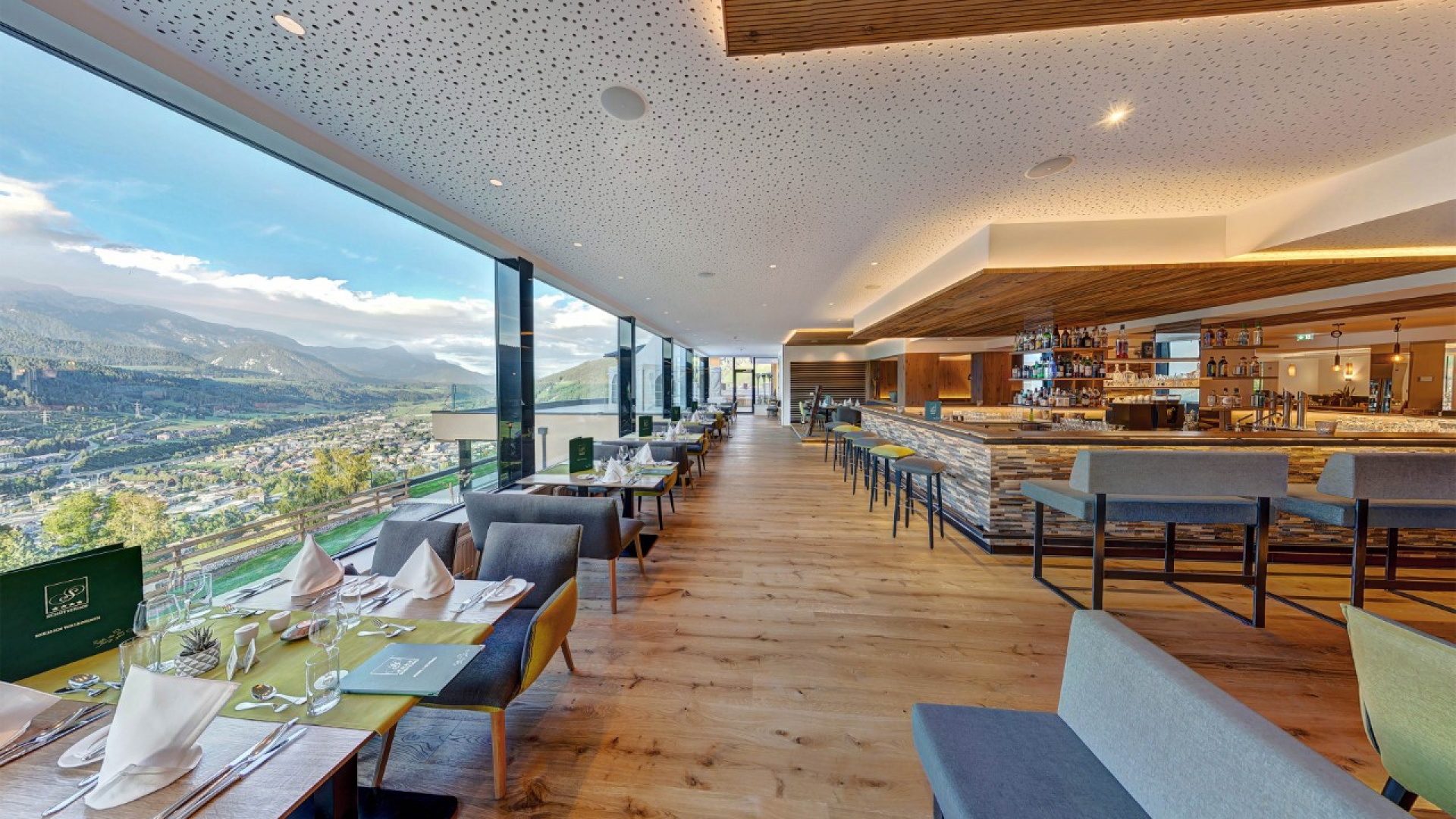Panoramabar mit Kamin