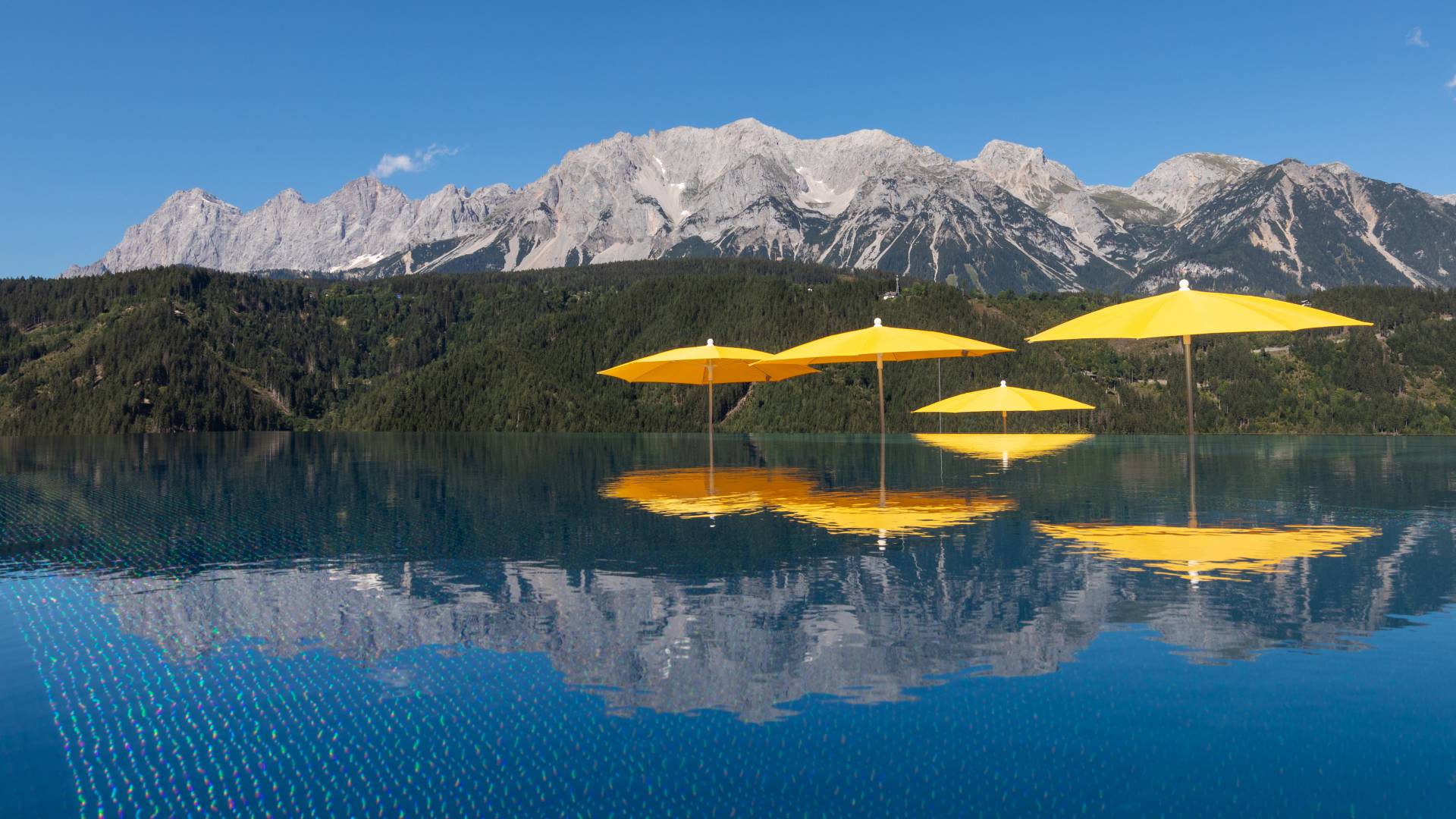 Sonnenschirme beim Infinity-Pool