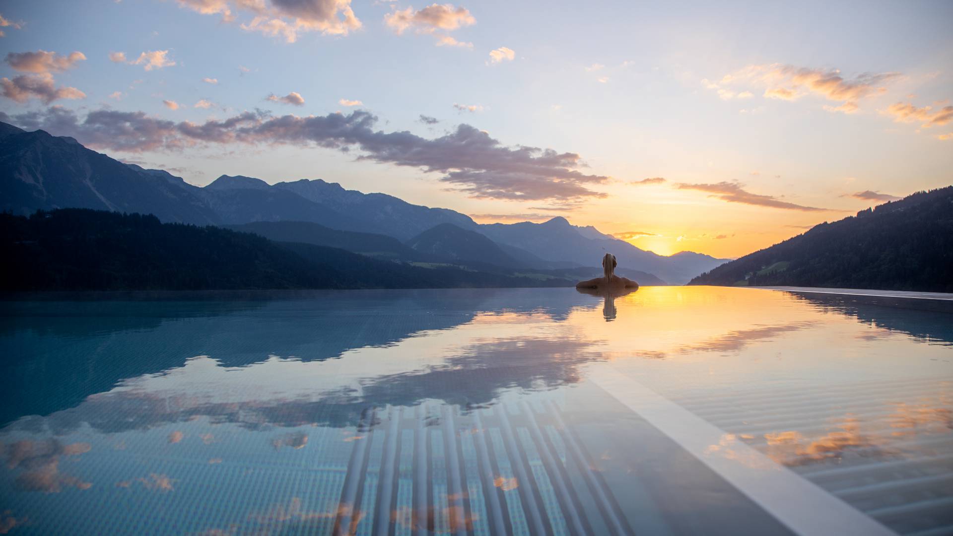 Infinity pool opening times 6:30 a.m. to 10:00 p.m. im Hotel Schütterhof in Schladming